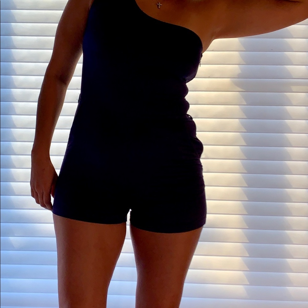 One shoulder jump ahorts